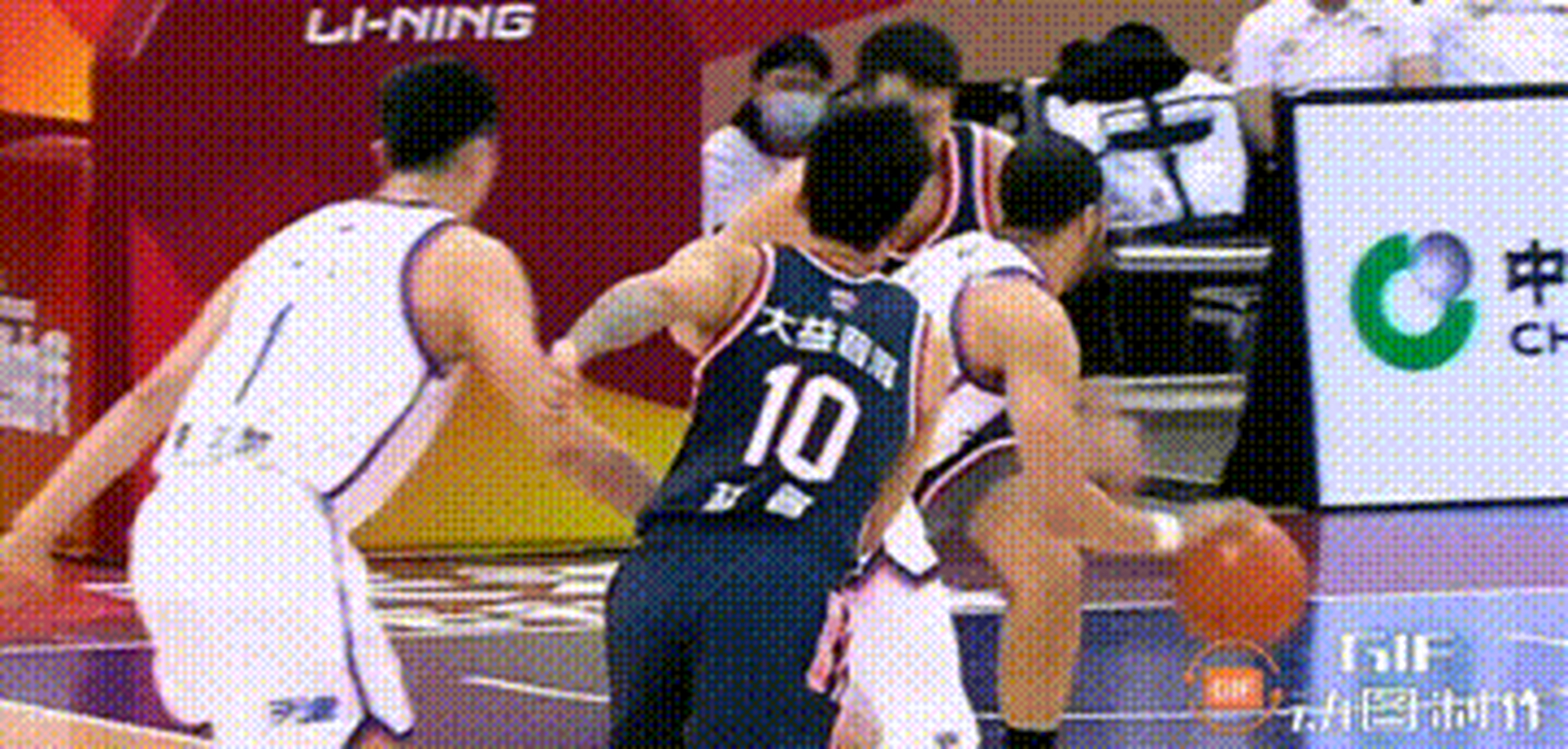 比赛中的激烈对抗引发球迷热烈讨论