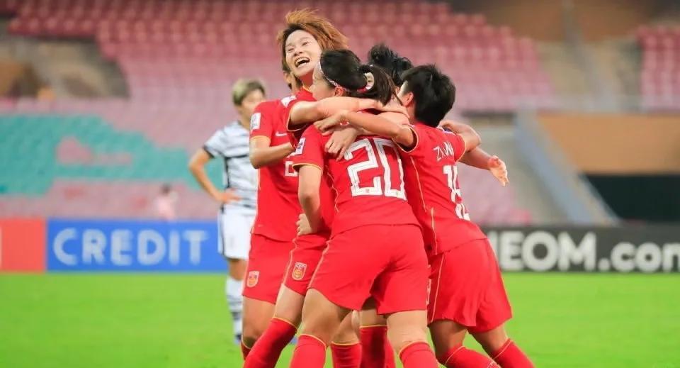 关于女足比赛赛场上演精彩对攻，观众情绪高涨的信息