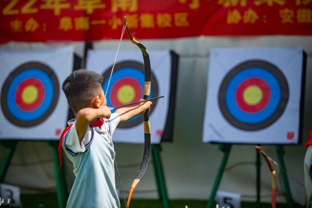 关于射箭比赛赛场一片沸腾，选手心无旁骛的信息