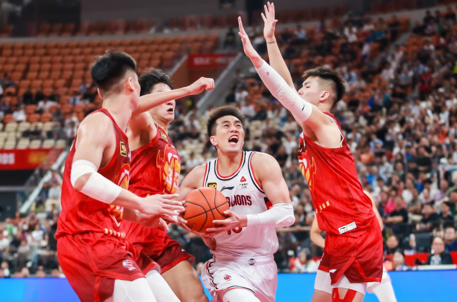 包含华南篮球赛场上球员们正在全力以赴拼搏的词条