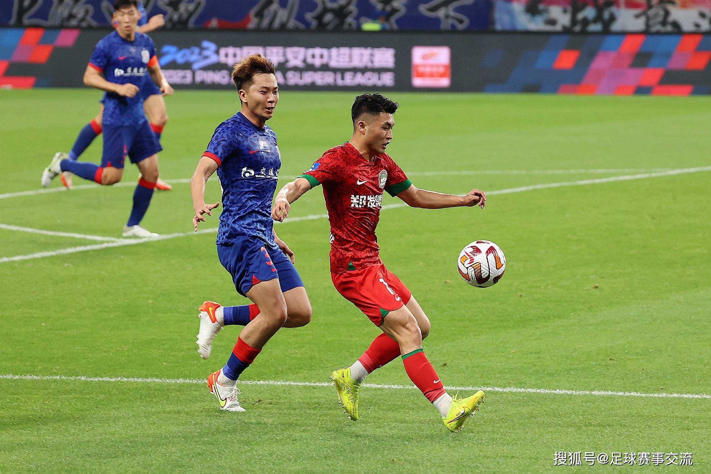 关于申花主场迎战鲁能，双方对决激烈的信息